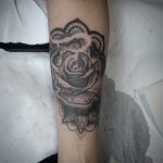 tatuajes palencia tatuaje flores realismo mandala