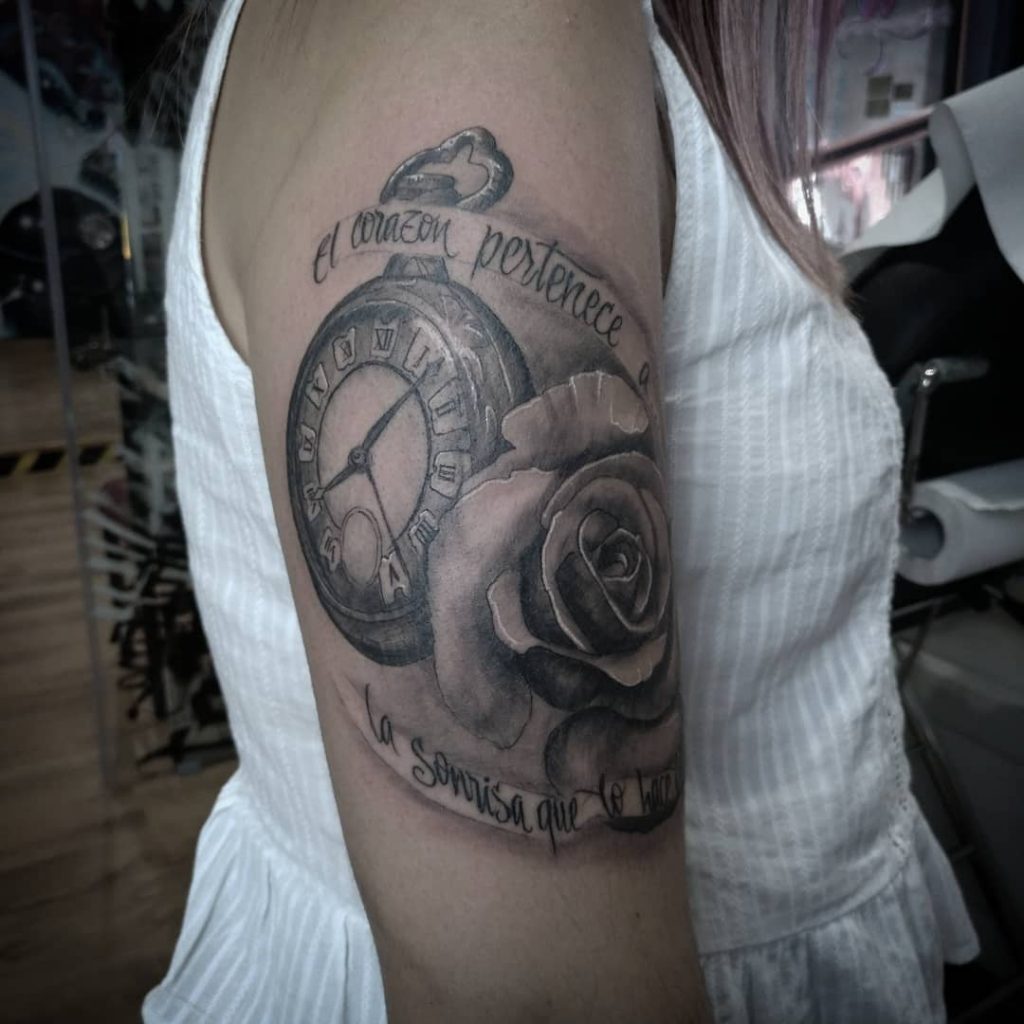reloj y rosa tatuaje realista tatuajes palencia estudio realismo
