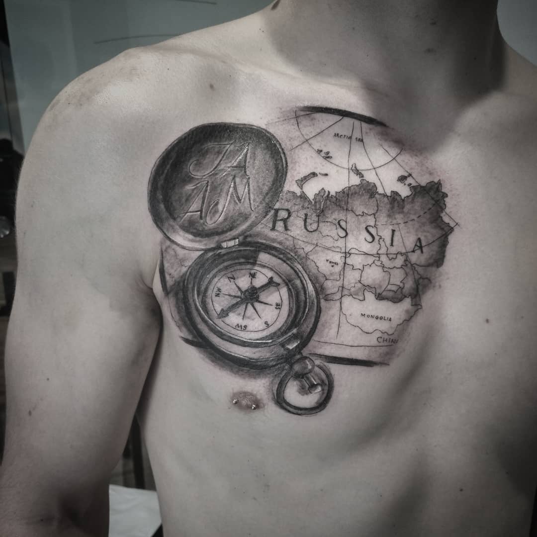 tatuaje realista mapa antiguo reloj brújula