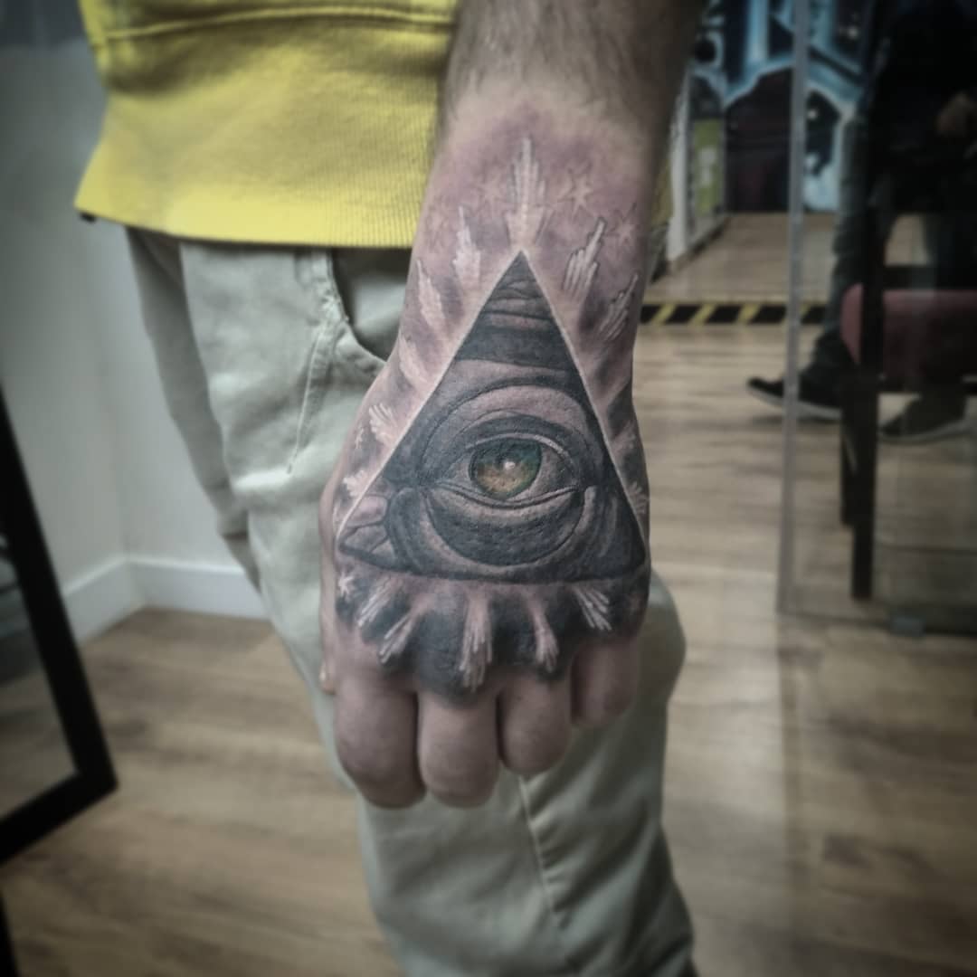 mano de dios iluminati tatuaje palencia