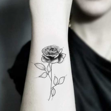 tatuaje temporal rosa blanco y negro