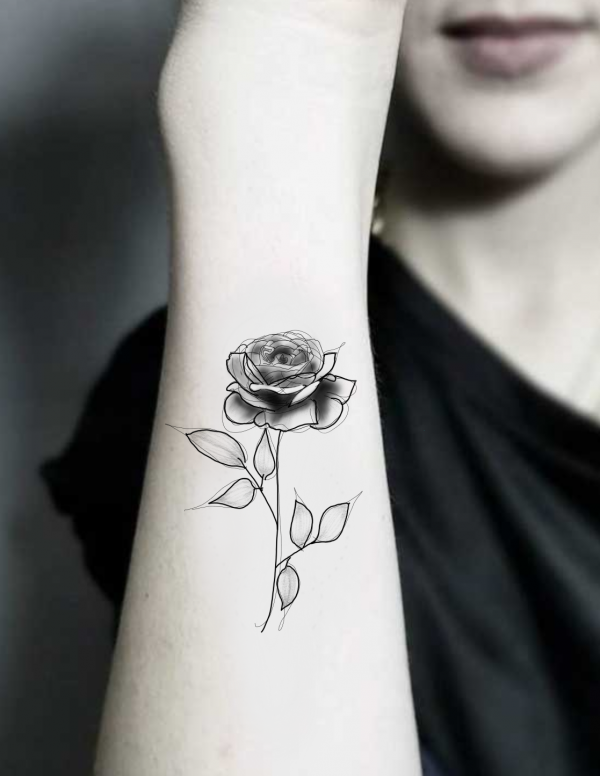 tatuaje temporal rosa blanco y negro